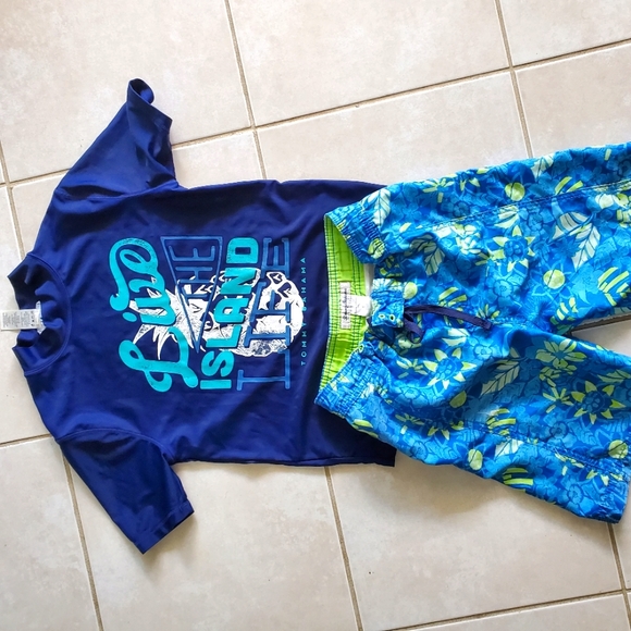 Tommy Bahama boys swimming tshirt and shorts. Size small 6/7 - Picture 1 of 3
